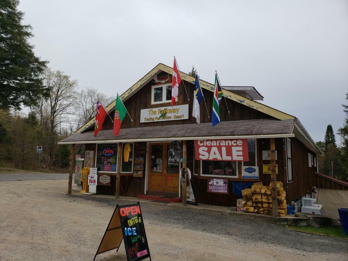 Parkway Cottage Resort And Trading Post Dwight Ngoại thất bức ảnh